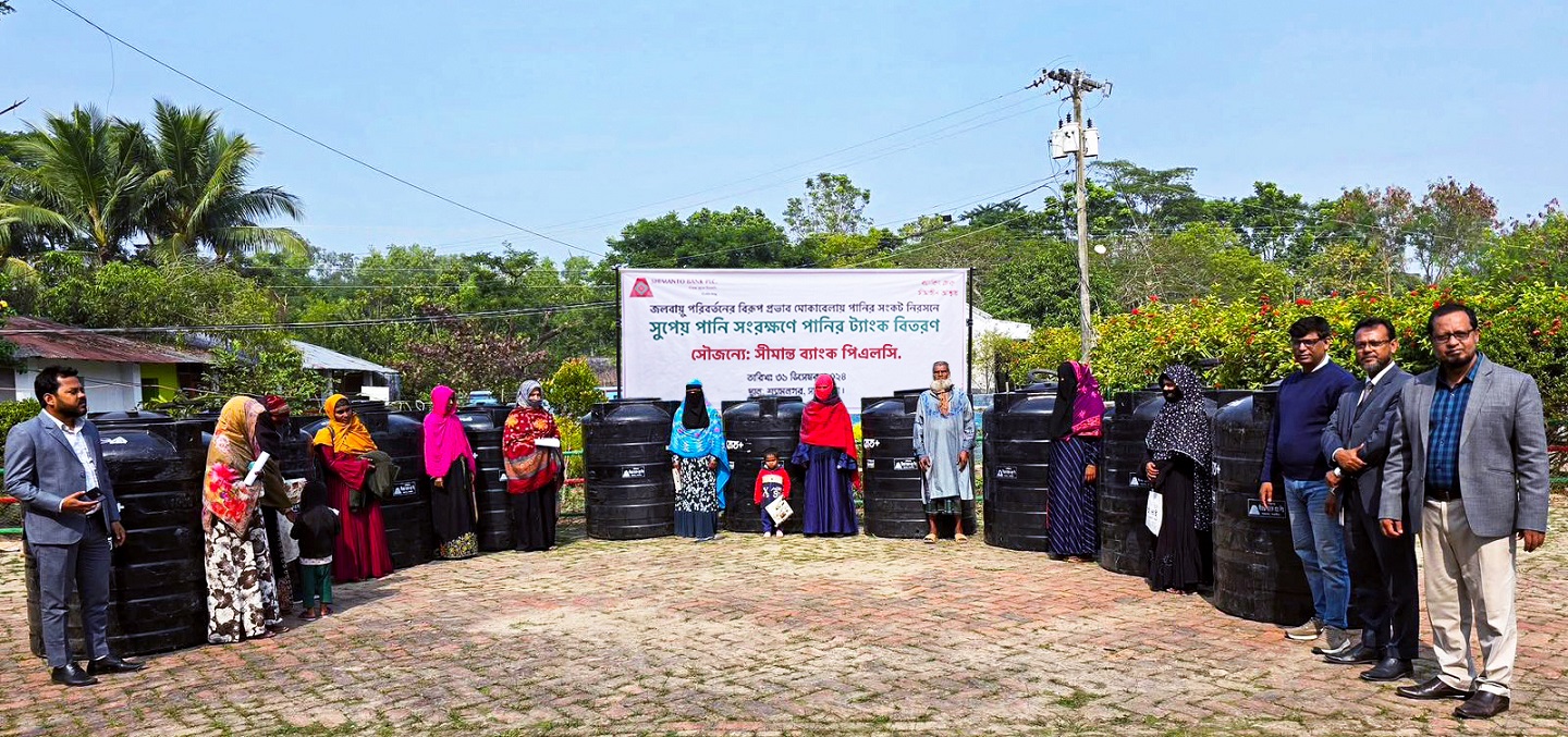 Shimanto Bank distributes water tanks among the people affected by climate change to conserve drinking water as part of CSR